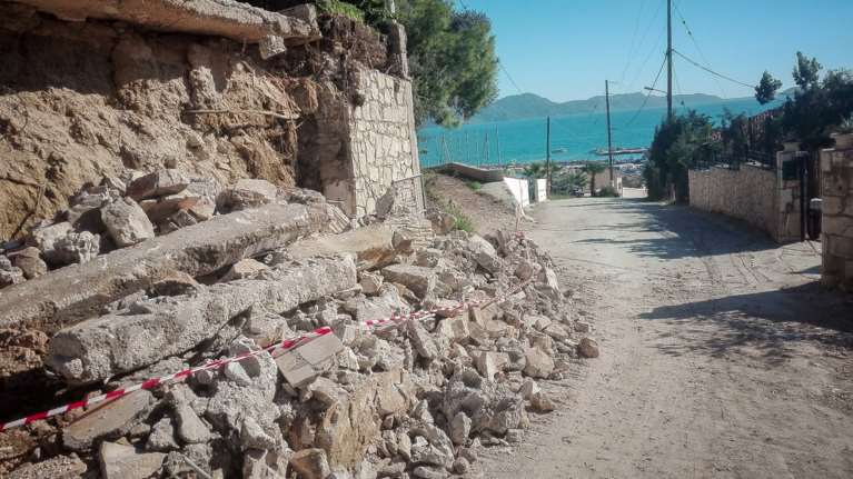 Εκκενώνονται σπίτια στη Ζάκυνθο υπό το φόβο κατάρρευσης βράχου