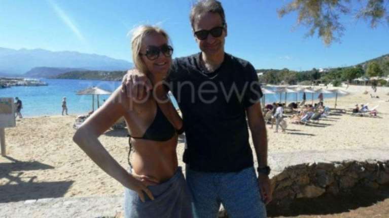 “Το τελευταίο μπάνιο της σεζόν” στο Μαράθι για Κυριάκο και Μαρέβα