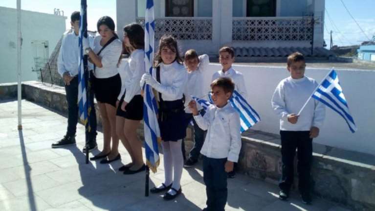 Η παρέλαση των οκτώ μαθητών στο Αγαθονήσι (βίντεο)