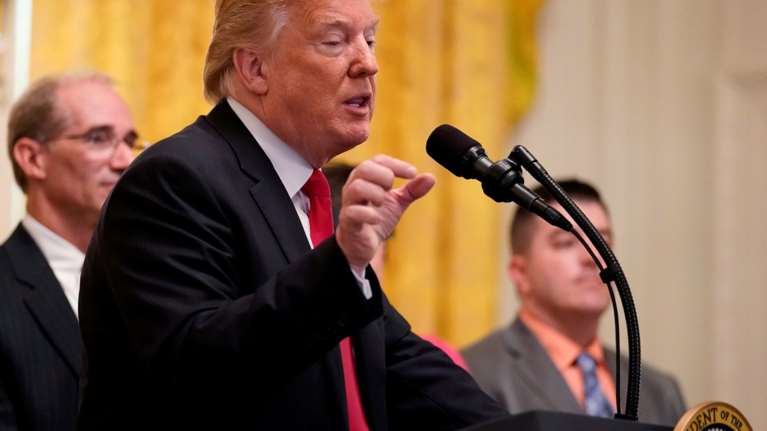 Ο Τραμπ θα φτιάξει &quot;πόλεις από σκηνές&quot; για το καραβάνι μεταναστών