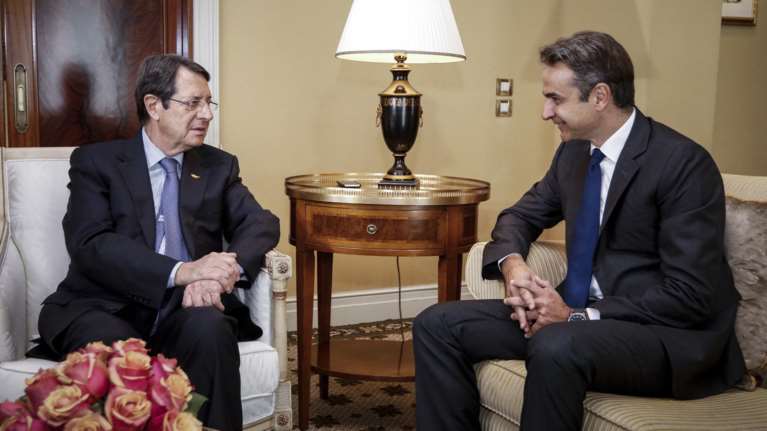 Σε φιλικό κλίμα η συνάντηση Αναστασιάδη - Μητσοτάκη