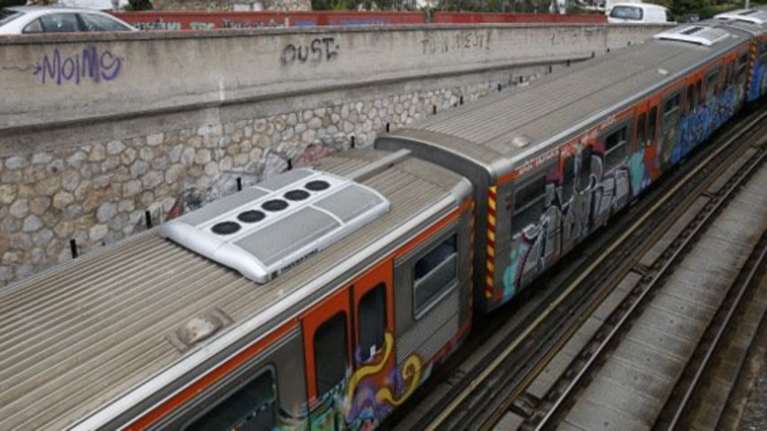 Πέταξαν αντικείμενο σε τρένο στα Πετράλωνα - Τραυματίστηκε μια γυναίκα