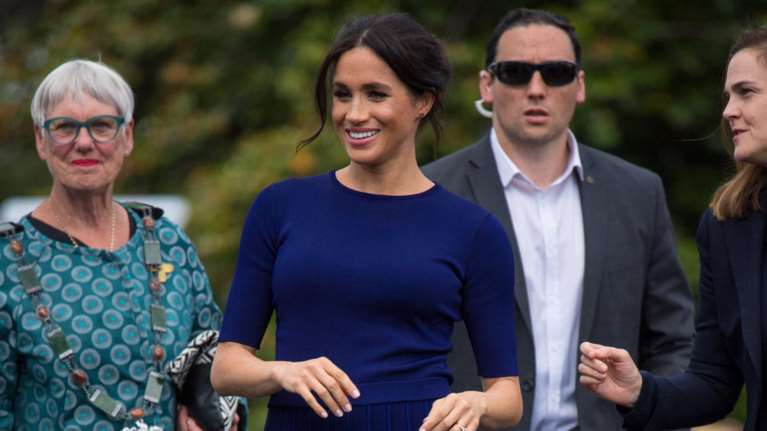 Τεράστιο φάουλ της Μέγκαν: Η φούστα έγινε διάφανη και αποκάλυψε το εσώρουχο