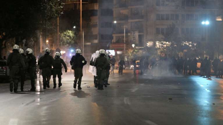 Επεισόδια στην πορεία για τον Κωνσταντίνο Κατσίφα στη Θεσσαλονίκη