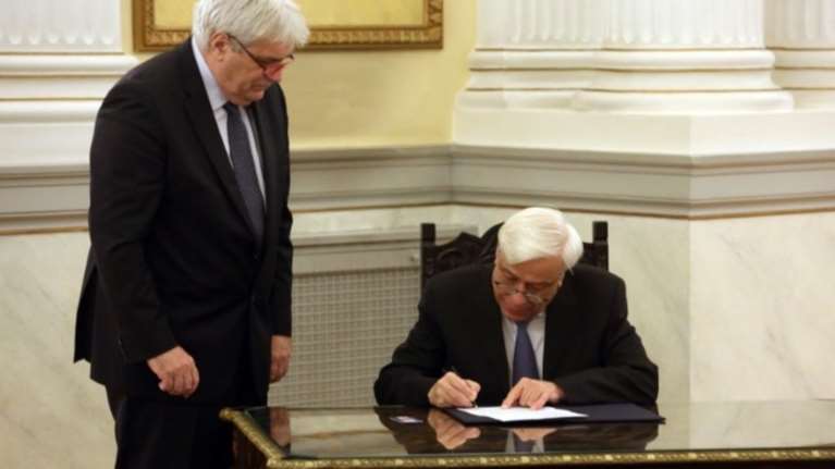 Tην πρώτη κάρτα δωρητή οργάνων &amp; ιστών υπέγραψε ο Παυλόπουλος