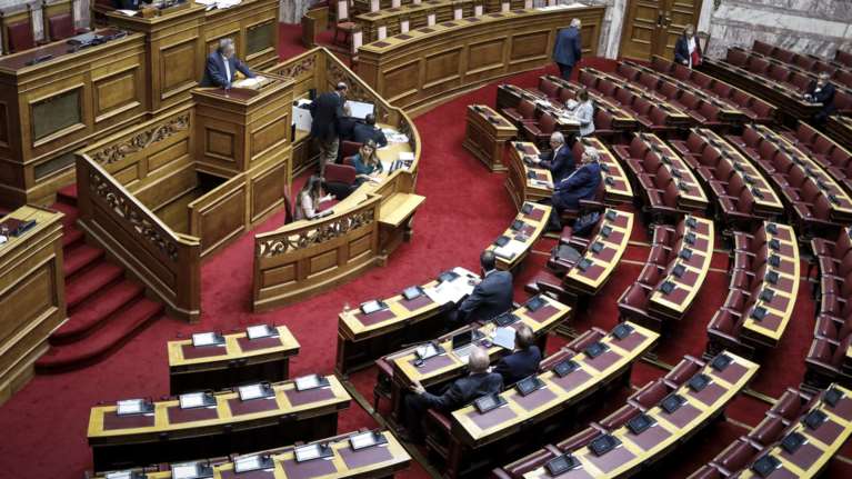 Στη Βουλή το νομοσχέδιο για τα αναδρομικά στους ένστολους