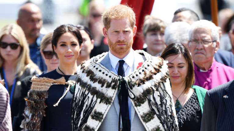 Ξέμεινε από ρούχα η Μέγκαν; Φόρεσε ρούχο του Χάρι και της ήταν τεράστιο!