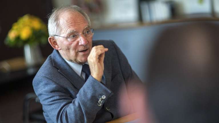 Spiegel: Ο Σόιμπλε υποστηρίζει τον Μερτς ως διάδοχο της Μέρκελ