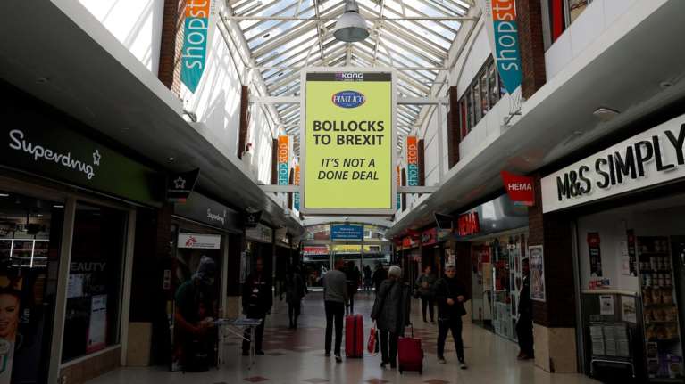 DW: Ξέπλυμα χρήματος μέσω της καμπάνιας για το Brexit;