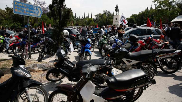 Ντελιβεράδες: Οι «γενναίοι» που δουλεύουν παντός καιρού