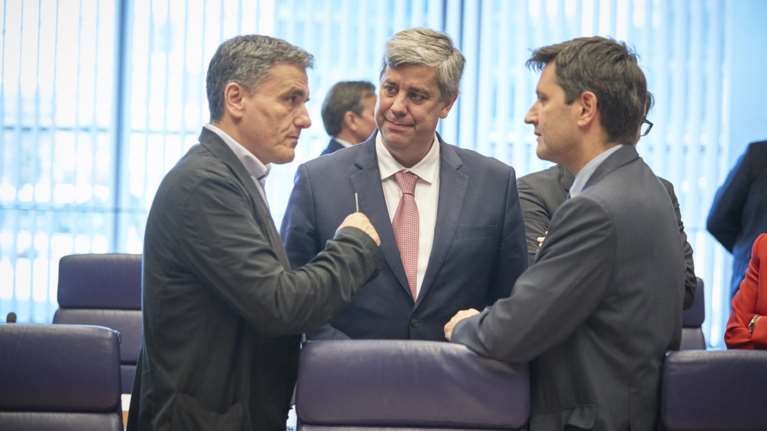 Περικοπές συντάξεων και αναδρομικά στο τραπέζι του Eurogroup