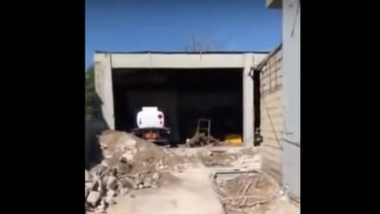 Ελευσίνα: Με... μπουλντόζα η έφοδος του ΣΔΟΕ στο βενζινάδικο [βίντεο]