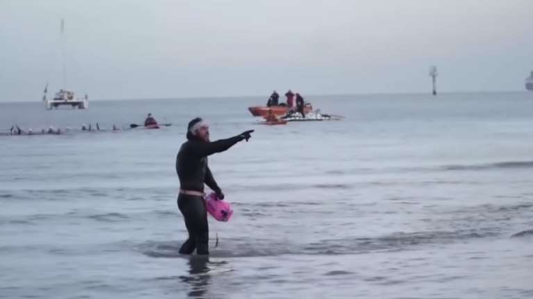 Έκανε το γύρο της Μεγάλης Βρετανίας κολυμπώντας (βίντεο)