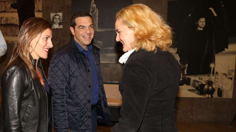 Σαββατόβραδο στο Θέατρο Τέχνης για τον Αλέξη Τσίπρα και την Μπέτυ Μπαζιάνα