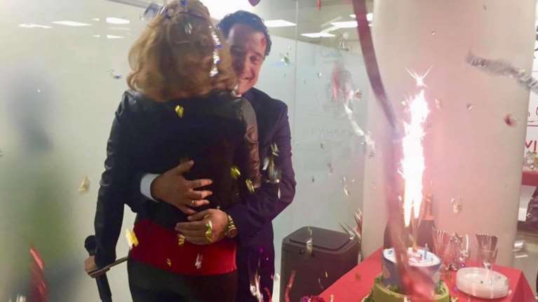 Η δίχρωμη τούρτα του Άδωνι και η αγκαλιά με την Μανωλίδου