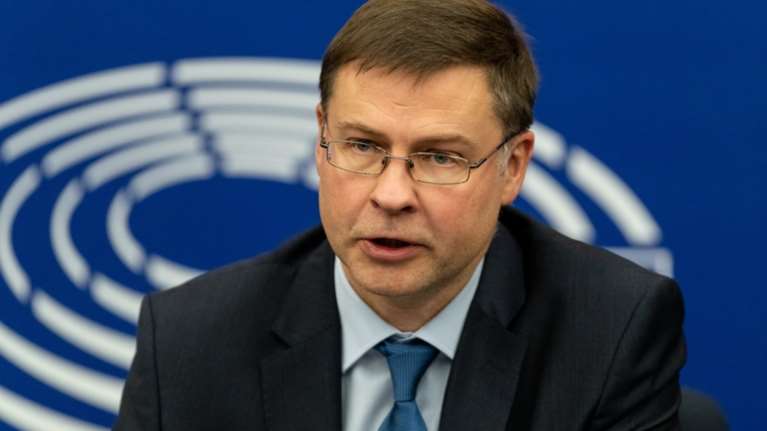 Ντομπρόβσκις: Η ΕΕ εξετάζει το ενδεχόμενο κυρώσεων σε βάρος της Ιταλίας