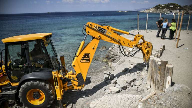 Ξεκίνησαν και πάλι οι κατεδαφίσεις αυθαιρέτων