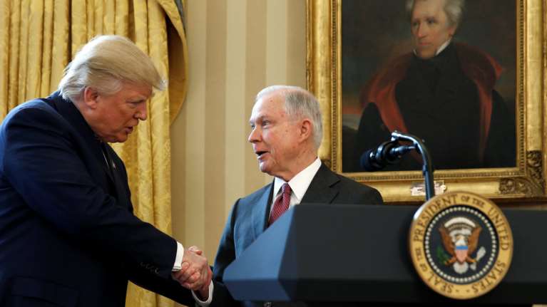 Εξηγήσεις ζητούν οι Δημοκρατικοί για την αποπομπή του Σέσιονς