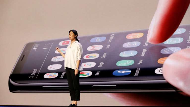 Τα κινητά αλλάζουν όψη και μέγεθος και θα έχουν διπλή οθόνη