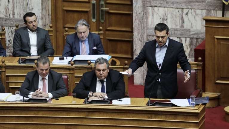 Τσίπρας στη Βουλή: Αφιερωμένα στον κ. Μητσοτάκη τα αναδρομικά