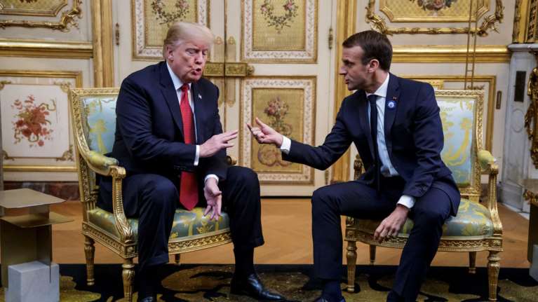 Συνάντηση Τραμπ - Μακρόν μετά τις αψιμαχίες για τον ευρωστρατό