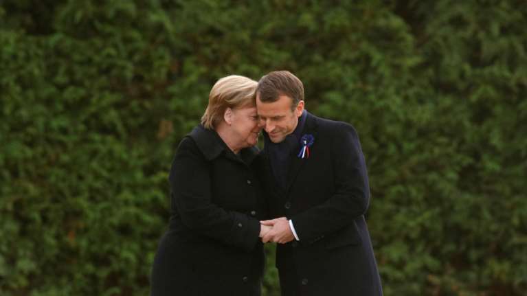 Η αγκαλιά Μέρκελ - Μακρόν που θα μείνει στην ιστορία