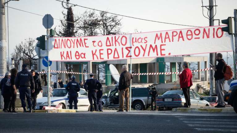 Μάτι: Διαμαρτυρία πυρόπληκτων στο πλαίσιο του Μαραθώνιου [φωτό]
