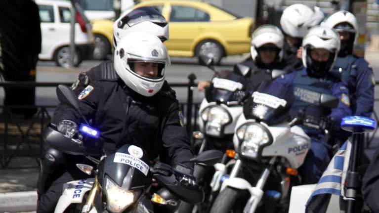 Επίθεση αντιεξουσιαστών με κράνη και γροθιές σε αστυνομικούς στην Ευελπίδων