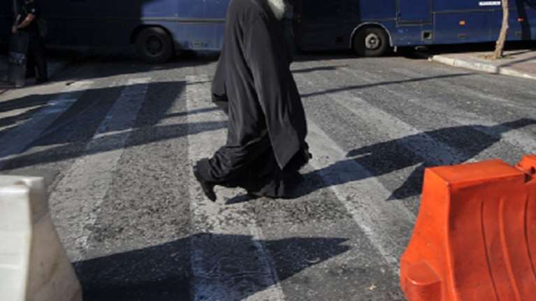 Ιερέας χαστούκισε και δάγκωσε αστυνομικούς στην Κρήτη