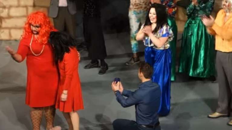 Μία απρόσμενη πρόταση γάμου στα Γιαννιτσά [video]