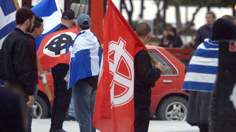 Προσαγωγές ακροδεξιών - κρέμασαν προκλητικά πανό έξω από το Πολυτεχνείο