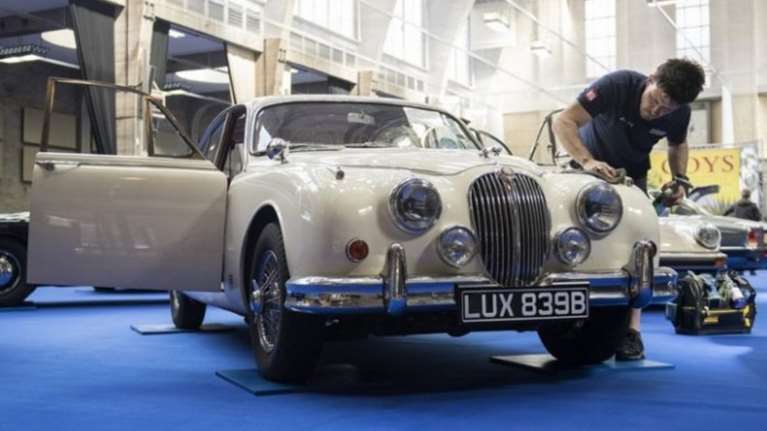 Παγκόσμιο ρεκόρ πώλησης για την Τζάγκουαρ των Πιέρ Μπερζέ και Ιβ Σεν Λοράν