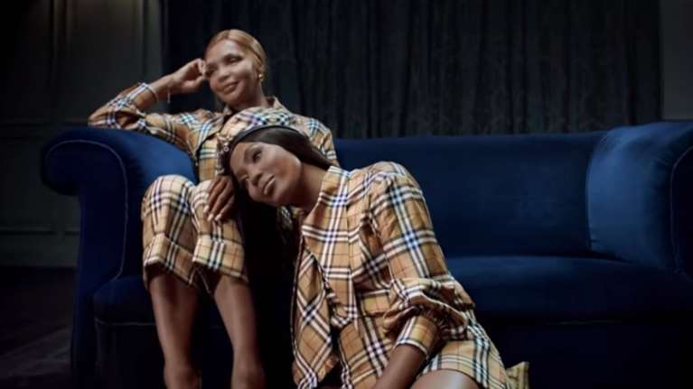 Η Ναόμι και η καλλονή μητέρα της φέρνουν τα Χριστούγεννα με μία καμπάνια