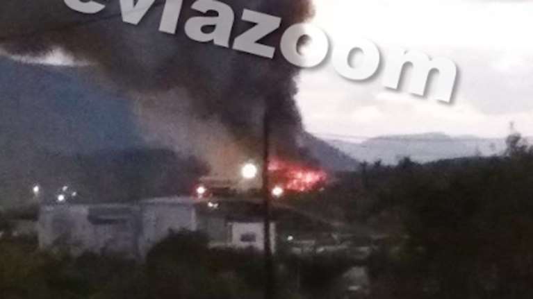 Μεγάλη φωτιά σε αποθήκη στη Χαλκίδα