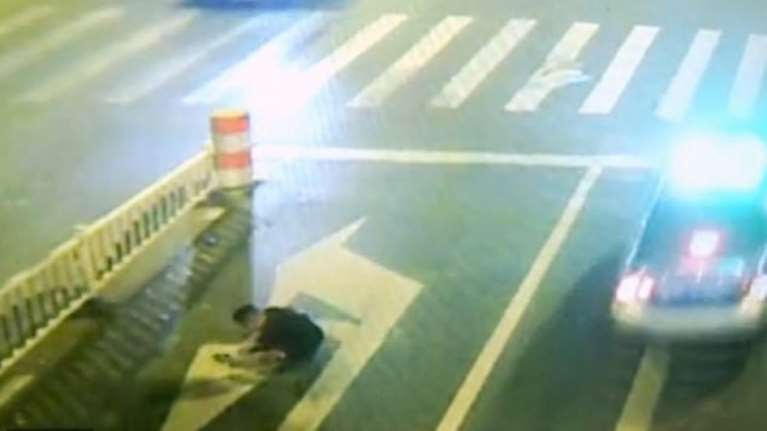 Μεθυσμένος κοιμάται στο δρόμο και τον πατάει αυτοκίνητο (vid)