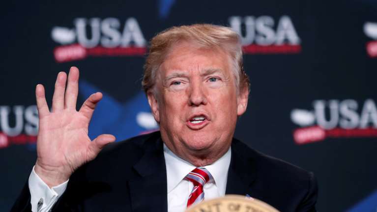 Τραμπ: Ετοιμάζει γραπτές απαντήσεις στον εισαγγελέα Μιούλερ