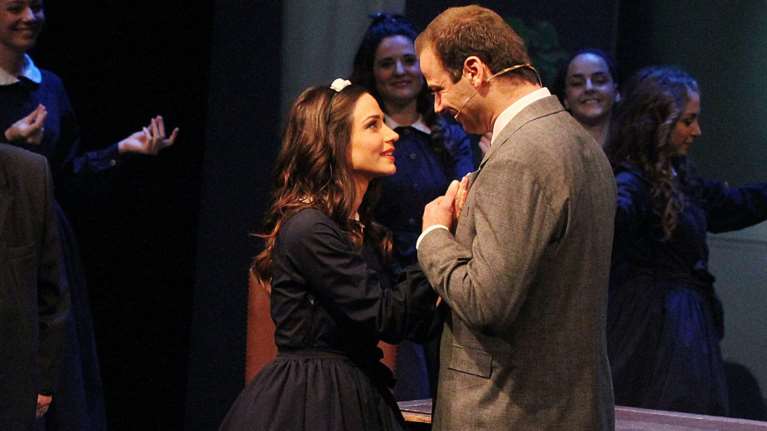 Γερονικολού: Ατύχημα στην πρεμιέρα ως Αλίκη: Άνοιξε το φόρεμά της [Βίντεο]