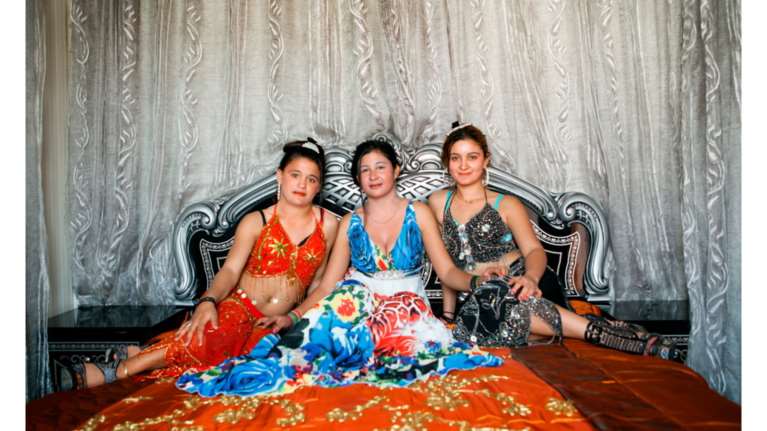 Σπίτια χωρίς έπιπλα και νεαρές Ρομά σε νυφικές πόζες