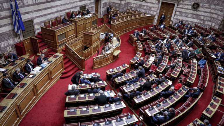 Αντιπαράθεση στη Βουλή για τη συνταγματική αναθεώρηση [live]