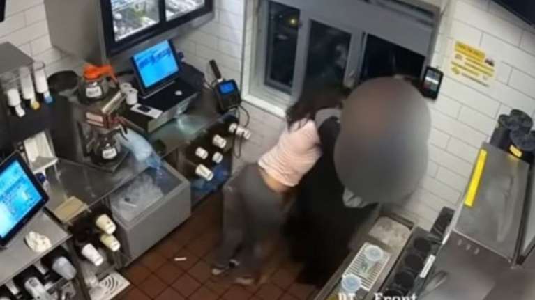 Άγριο ξύλο σε υπάλληλο των McDonald&#39;s για λίγη κέτσαπ (βίντεο)