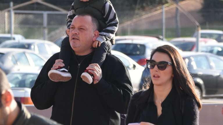 Δημήτρης Σκαρμούτσος: Σπάνια εμφάνιση με τη σύζυγό του και τον γιο τους