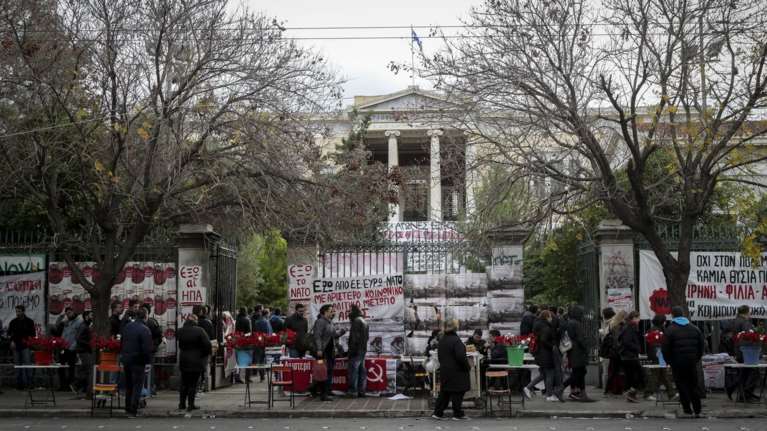 Πορεία Πολυτεχνείου- Μητσοτάκης: Δεν θα την επιτρέψουμε - Κουτσούμπας: Θα έπρεπε να ντρέπεσαι