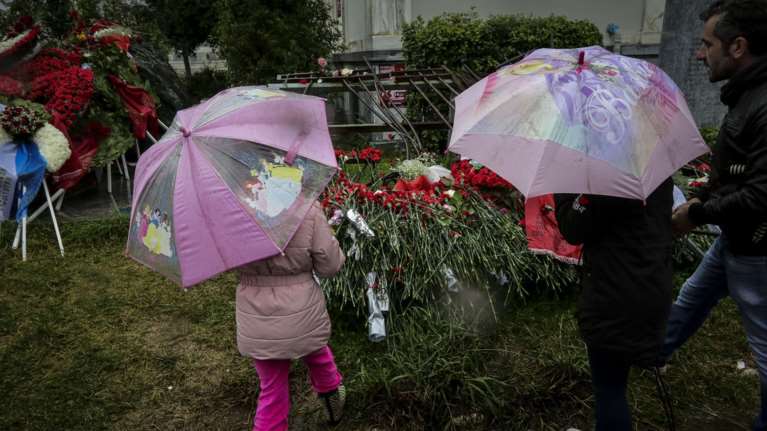 Υπό βροχή έχει ανοίξει τις πύλες του το Πολυτεχνείο