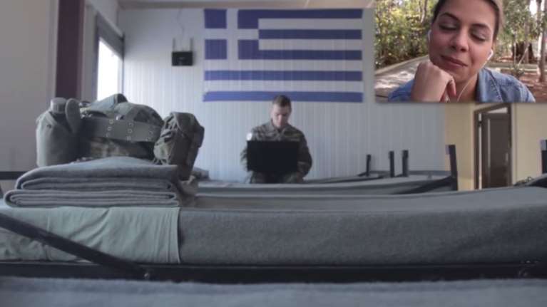 Το πρωτότυπο βίντεο του ΓΕΣ: «Μωρό μου έχουμε και ίντερνετ εδώ»