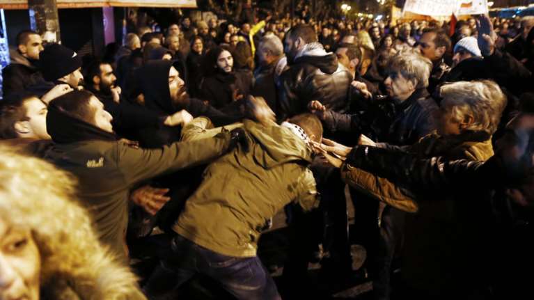 Η στιγμή της επίθεσης σε μπλοκ του ΣΥΡΙΖΑ (φωτό)
