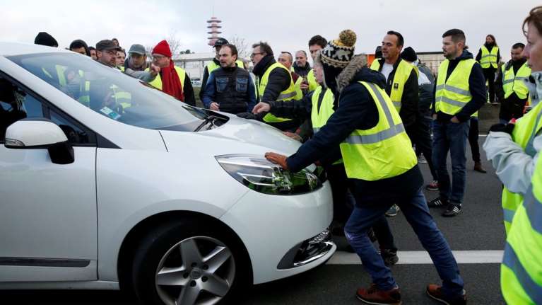 Γαλλία: Κίνημα «κίτρινων γιλέκων»-Πάνω από 400 τραυματίες