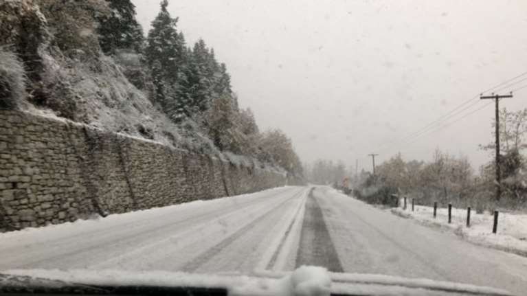 Προβλήματα στα Τρίκαλα από τη συνεχή χιονόπτωση