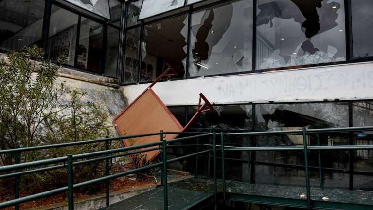 Εικόνες καταστροφής σε Πολυτεχνείο και ΑΠΘ-Βίντεο