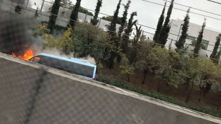 Φωτιά σε λεωφορείο στην Αττική Οδό - ασφυξία στους δρόμους