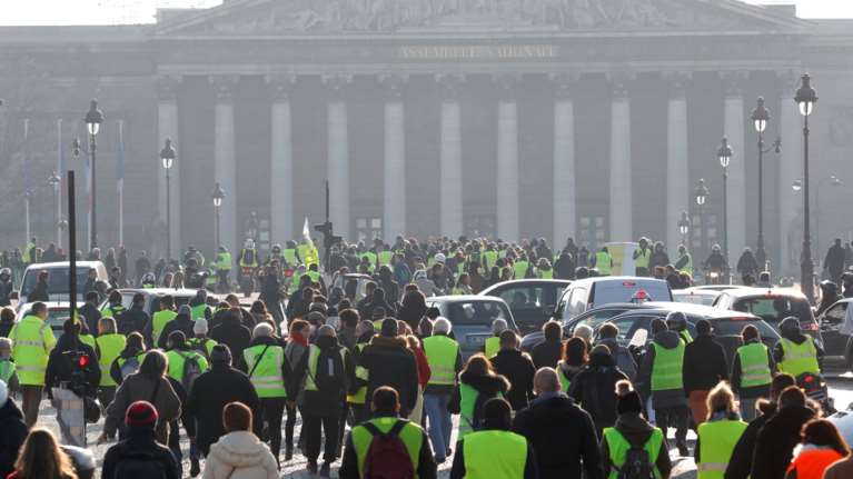 Τα &quot;κίτρινα γιλέκα&quot; συνεχίζουν σε αυτοκινητοδρόμους και πετρελαϊκές